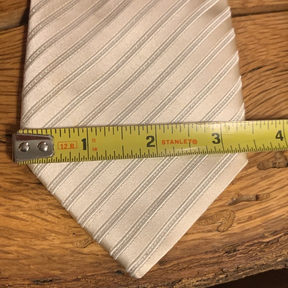 DONALD J TRUMP SIGNATURE CREAM SILK DIAGONAL WEAVE SHADOW STRIPES NECKTIE. - Picture 9 of 12